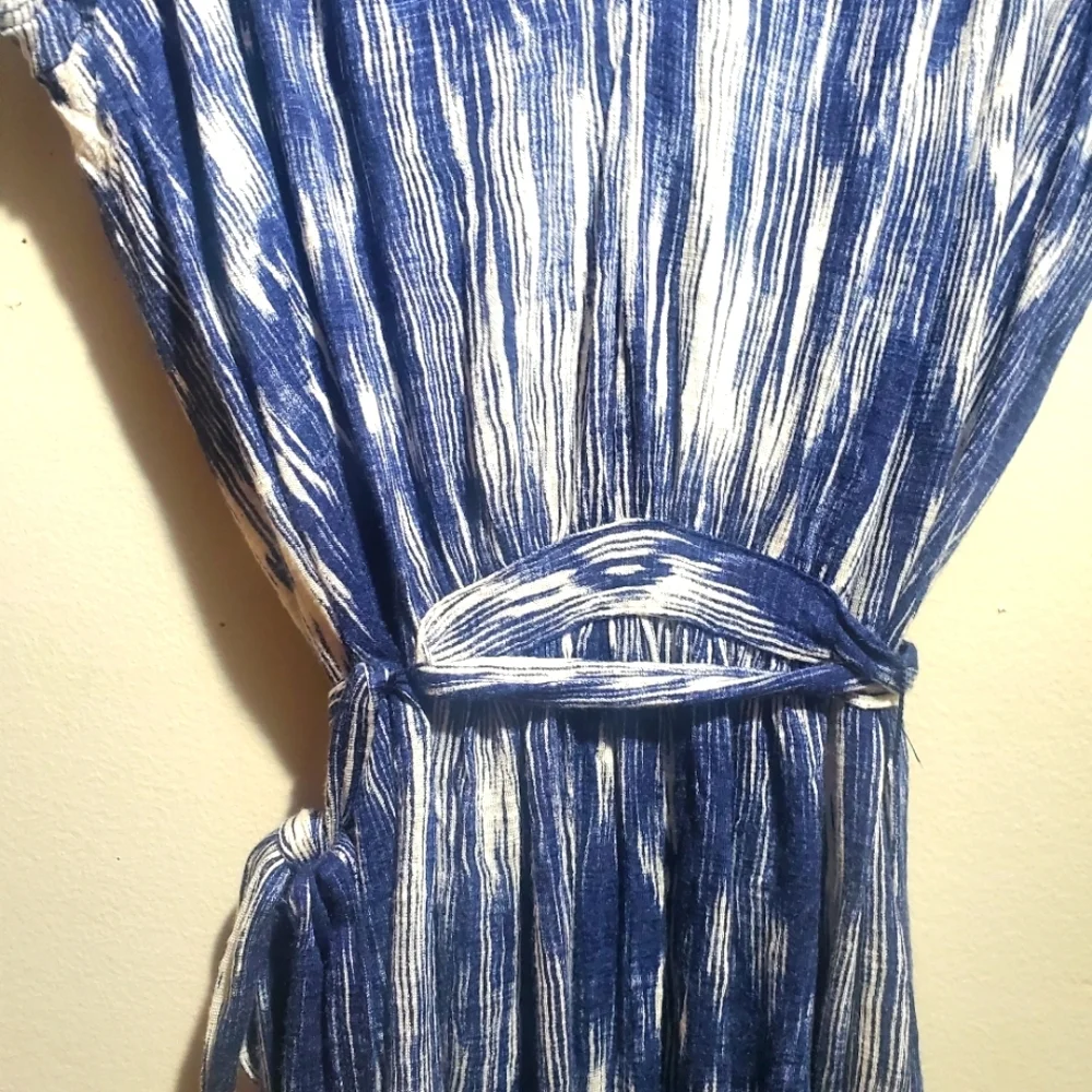 VELVET Blue & White Ikat-Style Patterned Print V-neck Line Cinched Waist Medium